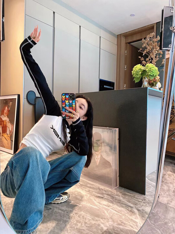 [NANCY] niche design black and white contrast color stitching printed letters slim fit and slim Western style long-sleeved T-shirt M7929# WPL