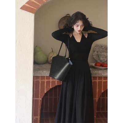 Wine noon French retro 2022 autumn new fake two-piece V-neck hanging neck shows thin collarbone short knitted top