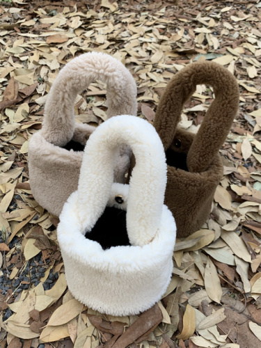 Real price lamb wool autumn and winter plush handbag niche bucket bag hand bell bag