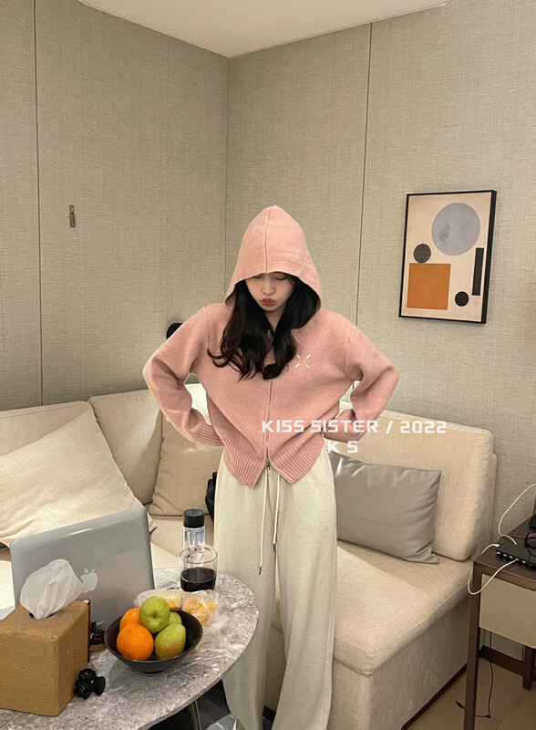 [KISS SISTER] Korean version of simple soft waxy warm zipper hooded sweater short coat 22M8373
