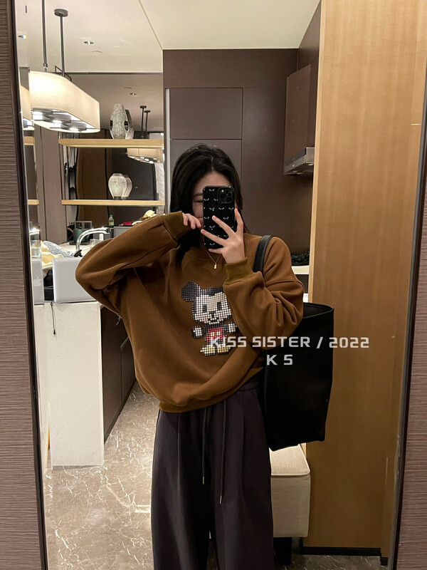 【KISS SISTER】Korean version of high-quality features Mickey beading process plus velvet sweater 22A9868