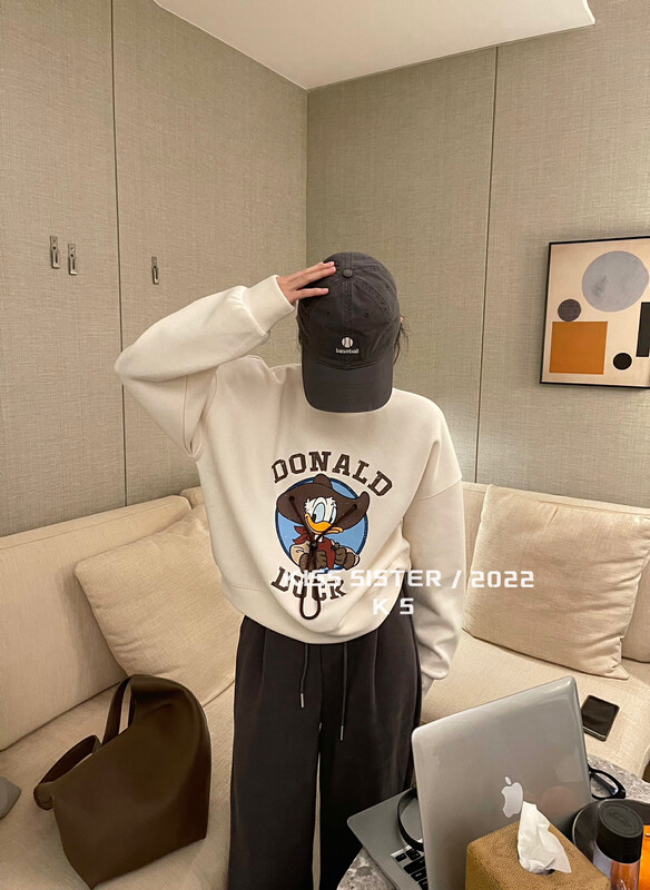 [KISS SISTER] Korean version age-reducing Donald Duck fun three-dimensional hat rope design sweater 22A9865