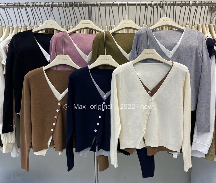 New in winter!【MAX ORIGINAL】Contrast color V-neck fake two-piece knitted sweater 98935# HBX