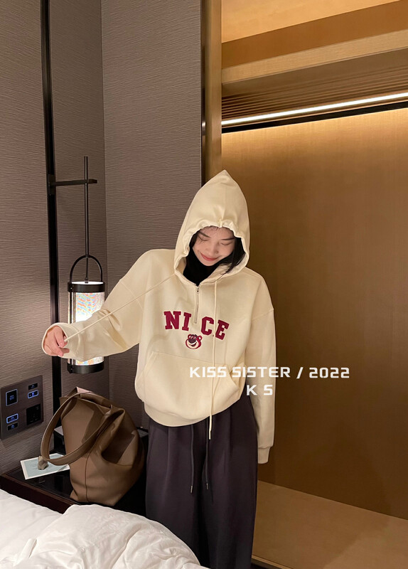 【KISS SISTER】Korean version age-reducing embroidered letter strawberry bear hooded sweater 22A9882# CQW