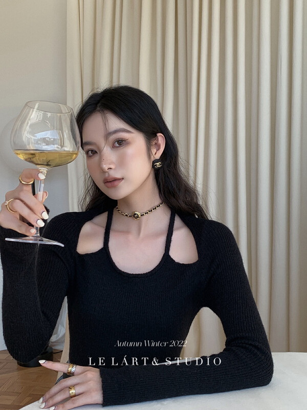 【LE LART】French design, pure desire, sweet and spicy collarbone knitted sweater TH118