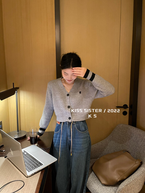 【KISS SISTER】Korean Short Back Embroidered Letter Knit Cardigan 22M8302# CQW