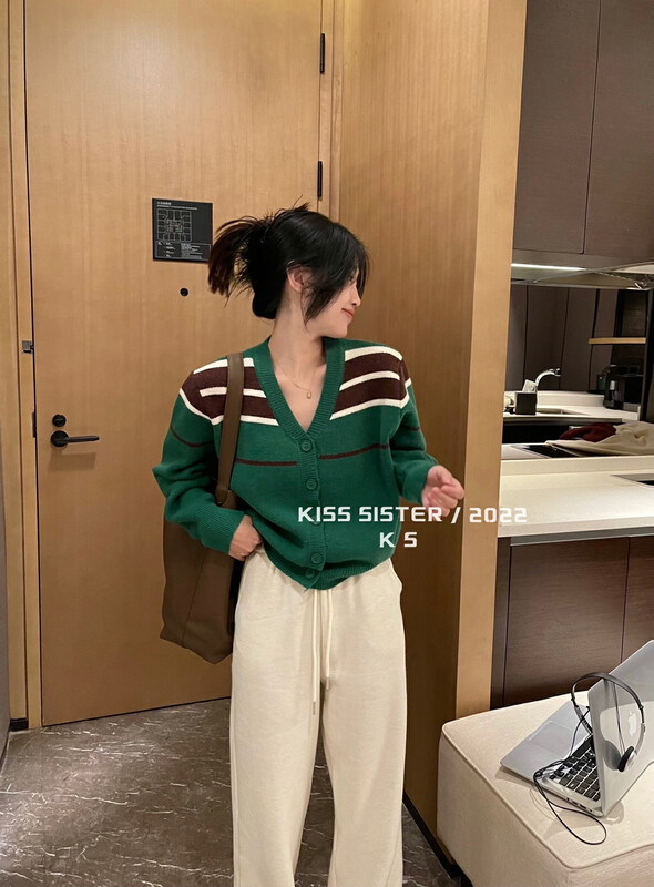 【KISS SISTER】Korean version all-match color design cardigan knitted sweater 22M8395