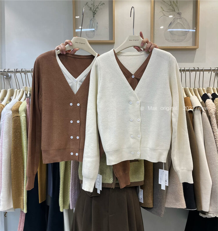 【MAX ORIGINAL】V-neck contrast color fake two-piece double-breasted knitted sweater 99001# HBX