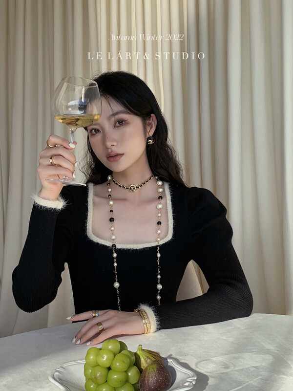 【LE LART】French Hepburn style black and white contrast color furry edge puff sleeve knitted sweater TH121