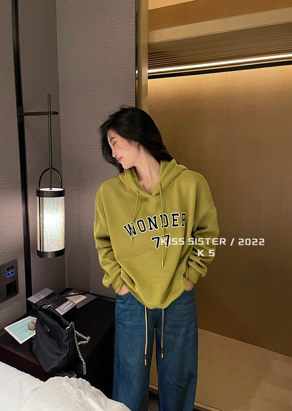 [KISS SISTER] Korean version of simple age-reducing printed letters plus velvet sweater 22Y9891