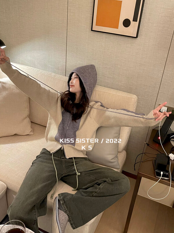 [KISS SISTER] Korean version of the contrast color design soft waxy warm zipper hooded short jacket 22M8380