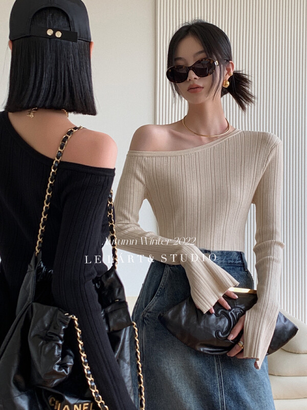 Original price 77.83! 【LE LART】French pure desire off-the-shoulder flared sleeve knitted sweater TH102