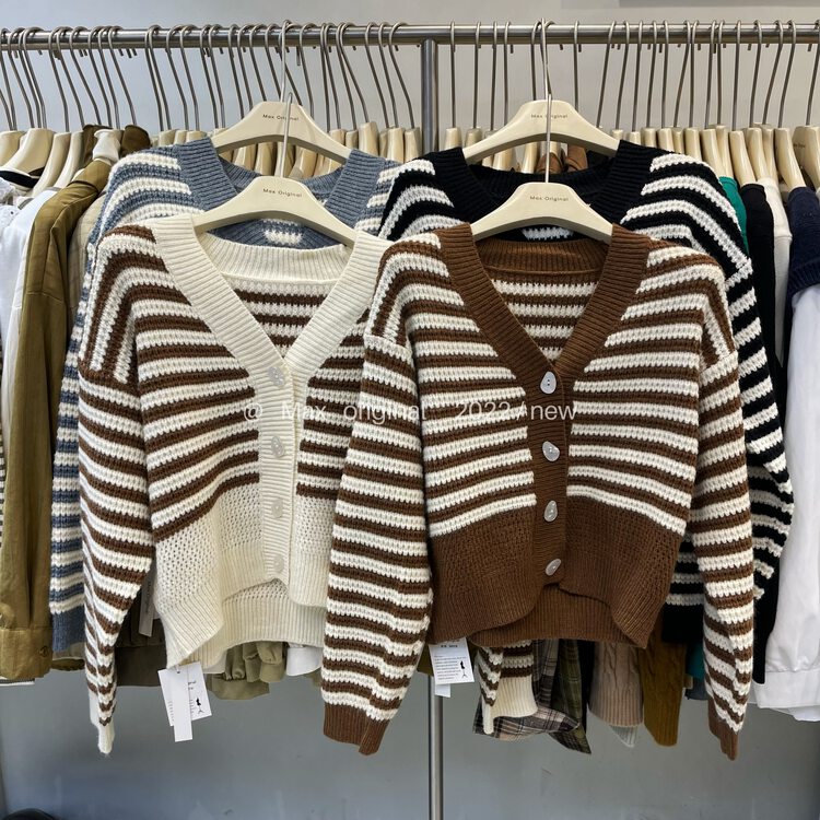 New in winter!【MAX ORIGINAL】V-neck striped single-breasted warm sweater 98918# HBX