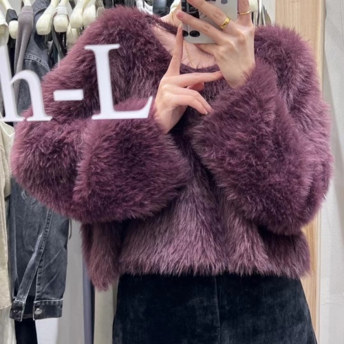 Korean style short sweater women's 2022 autumn and winter loose sweater lazy style fluffy white exposed collarbone sweater