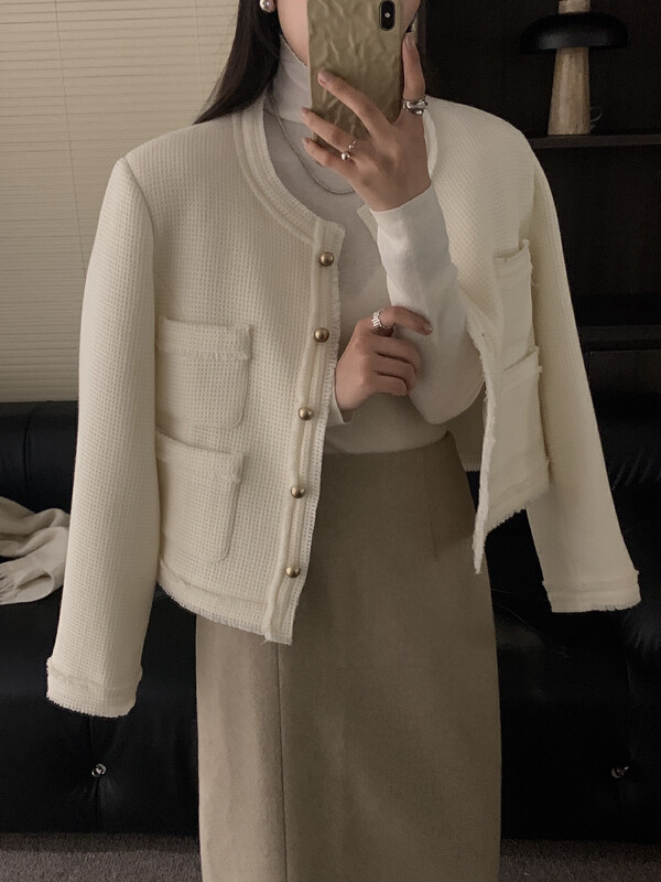 [ON LINE] Korean standard French retro raw edge round neck gold buckle temperament Xiaoxiang short coat 7225