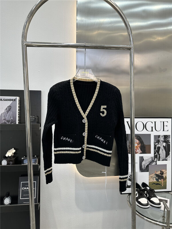 【LINNA】V-neck color-blocking temperament knitted cardigan (without brooch) 82935# JJ