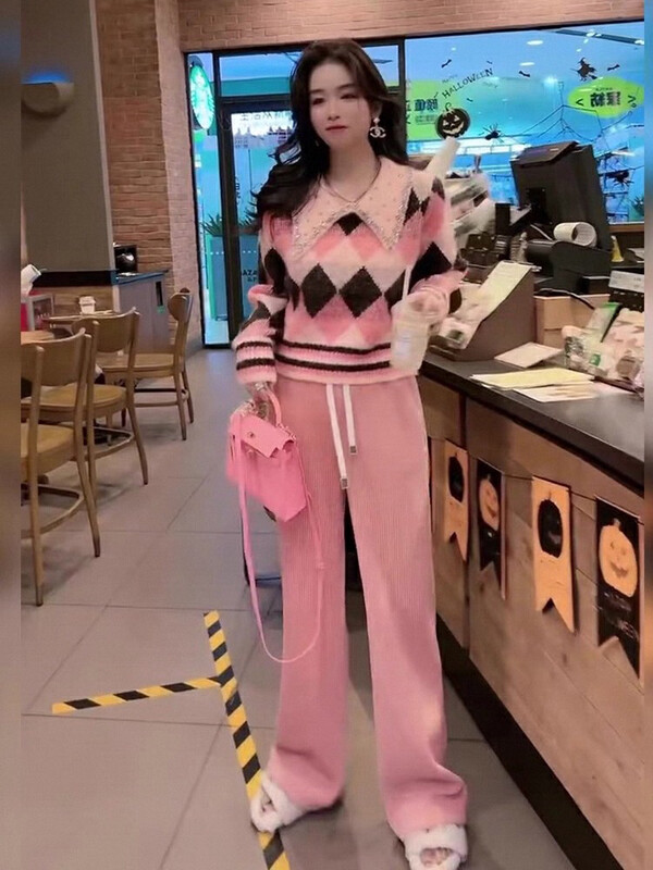 [Ouzhengsha] Contrast color diamond large lapel nail drill short warm sweater 19576# JJ