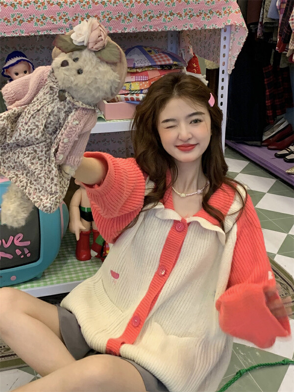[Timely rain] Korean style ins sweet and age-reducing hit color heavy industry embroidery doll collar pocket warm sweater Q1085# WPL