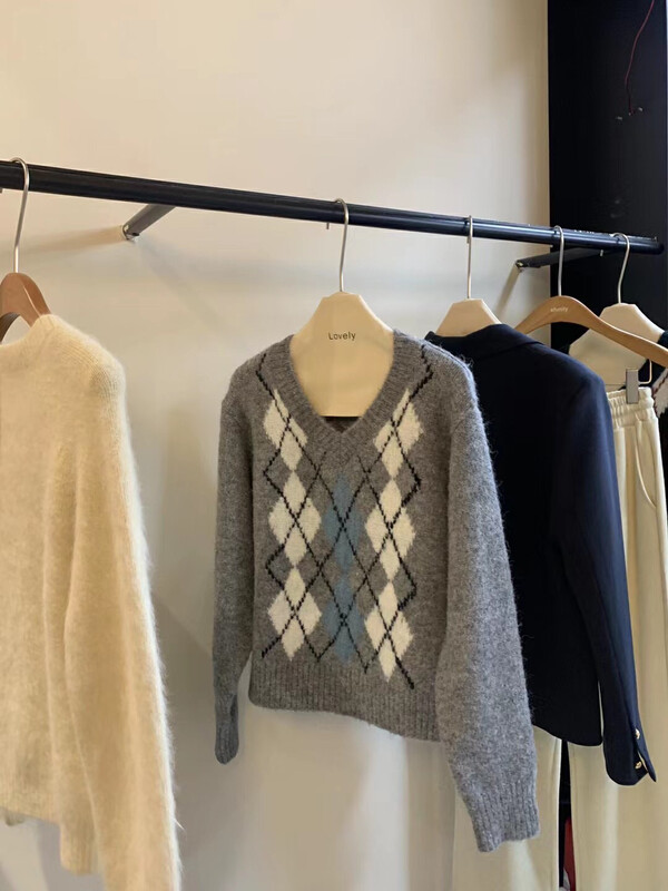 【LOVELY/SHMILY】Korean V-Neck Wool Lingge Sweater Sweater M0955