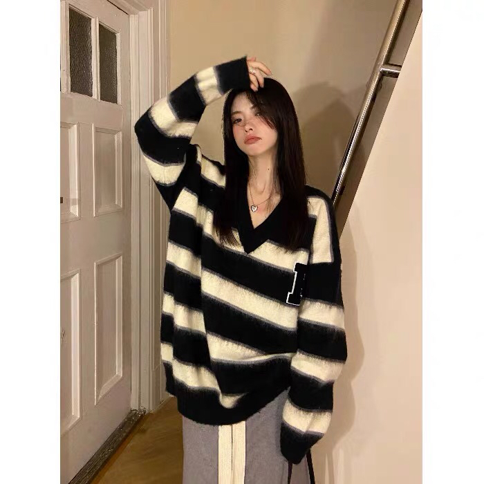 [Ou Zhengsha] Korean Lazy Style Black and White Striped V-Neck Warm Sweater 19281# JJ