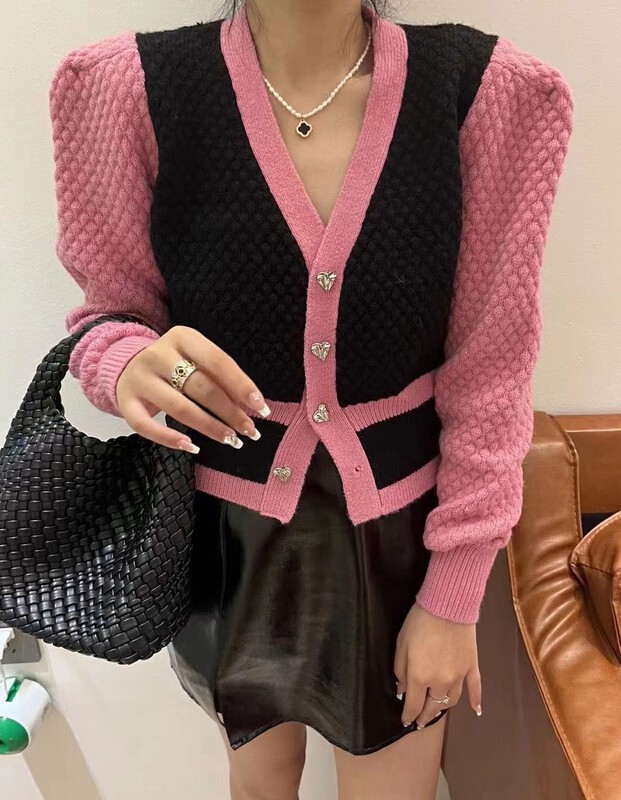 [Yi Xun] Sandwich Coco is gentle and eye-catching, contrasting color V-neck short knitted cardigan 0538# HYY
