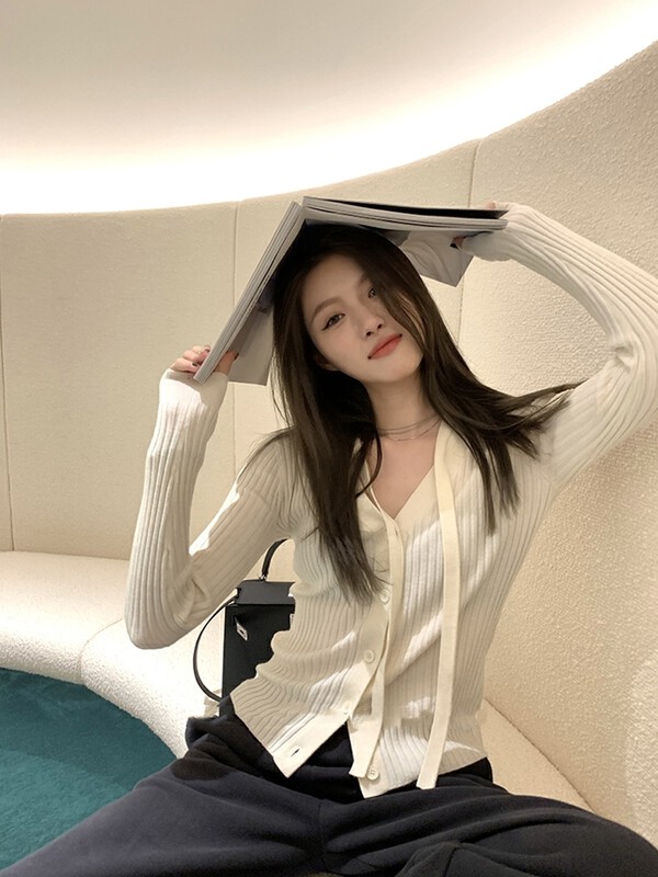 [Yi Kaoru] Solid Color Slim Fit V-Neck Knit Cardigan 0537# HYY
