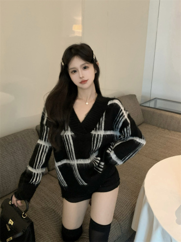 Autumn and winter new V-neck mohair contrast color lazy wind sweater design sense knitted sweater