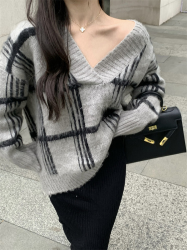 Autumn and winter new V-neck mohair contrast color lazy wind sweater design sense knitted sweater