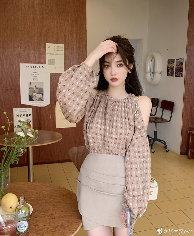【Y.JIA Ijia】French retro leaking shoulder top skirt suit 1886