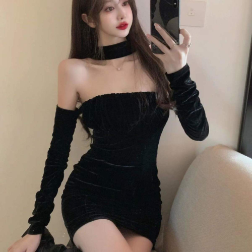 New Year's Christmas red hot girl evening dress light luxury niche high-end annual meeting birthday velvet early autumn red dress