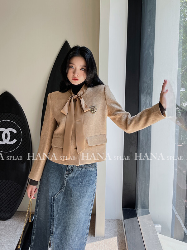 [HANNA Hanna] Elegant and fragrant short coat round neck long-sleeved bowknot woolen top short coat (with brooch) H10691