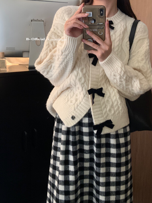 [B Plus] The same style warm winter bowknot of the Korean generation is fresh and sweet thickened sweater 22-8448-2