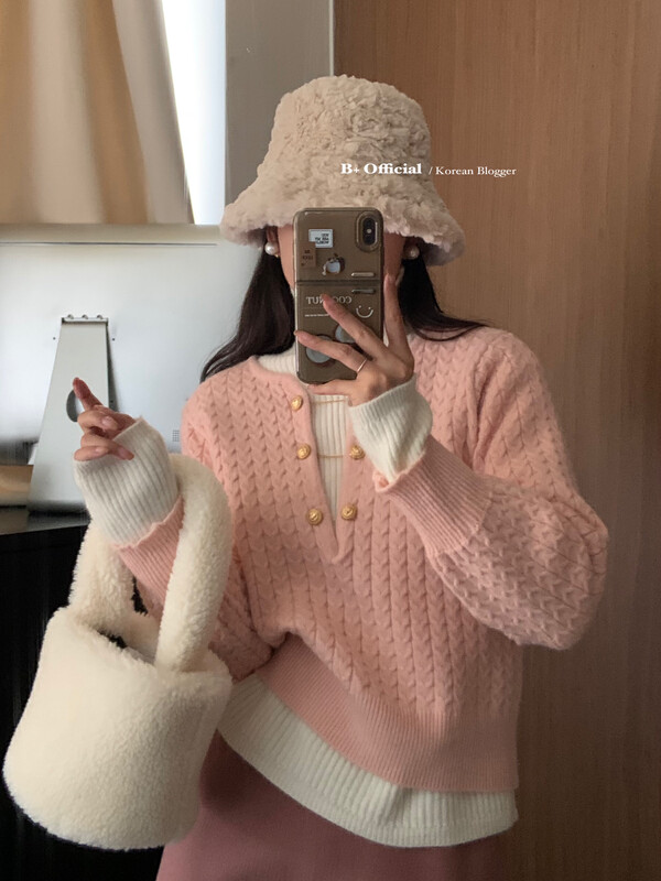 [B Plus] Korean version of fresh and simple little woman gold buckle design sweater 22-8418-2