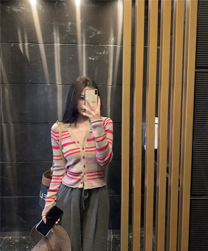 New in autumn!【WGWE】Color striped V-neck short-breasted knitted cardigan 2549# FHX