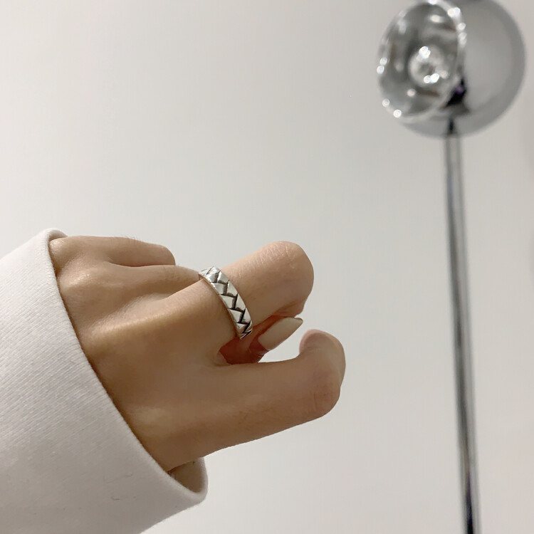 【VANESSA】Rhombic plaid all-match live mouth ring (random delivery with box) 2887# OZQ
