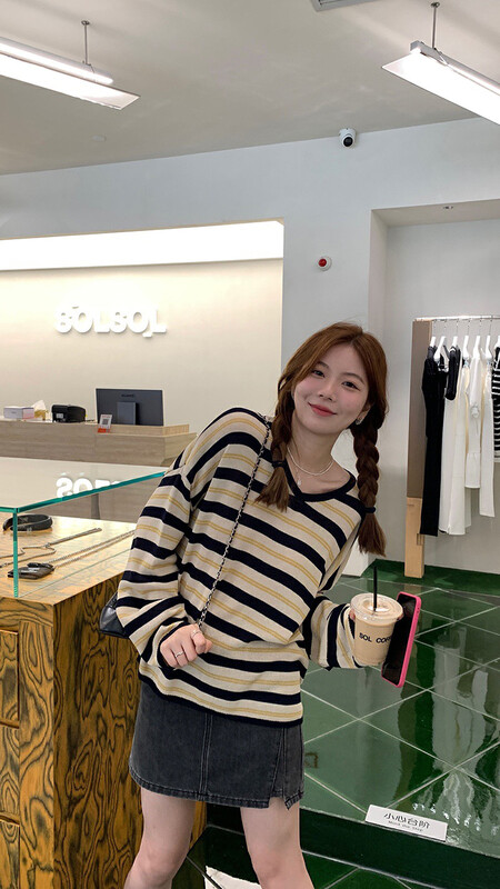 【WGWE】Fashion striped V-neck loose and versatile long-sleeved shirt 2201# FHX