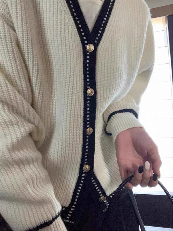 【ARE YOU】V-neck single-breasted color matching comfortable warm sweater 697# L