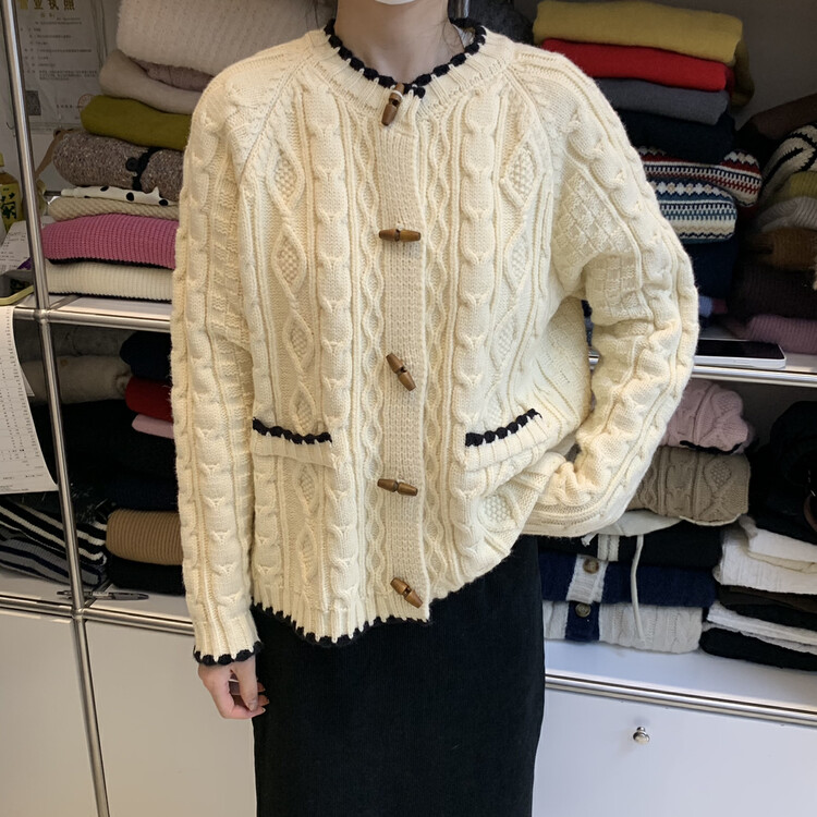【ARE YOU】Simple color-contrasting edge twist horn button knitted cardigan 738# L
