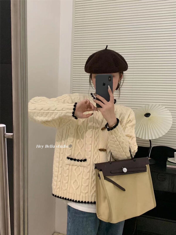 【HEY BELLA】Color-contrasting edge twist raglan shoulder horn button knitted cardigan B9751# L