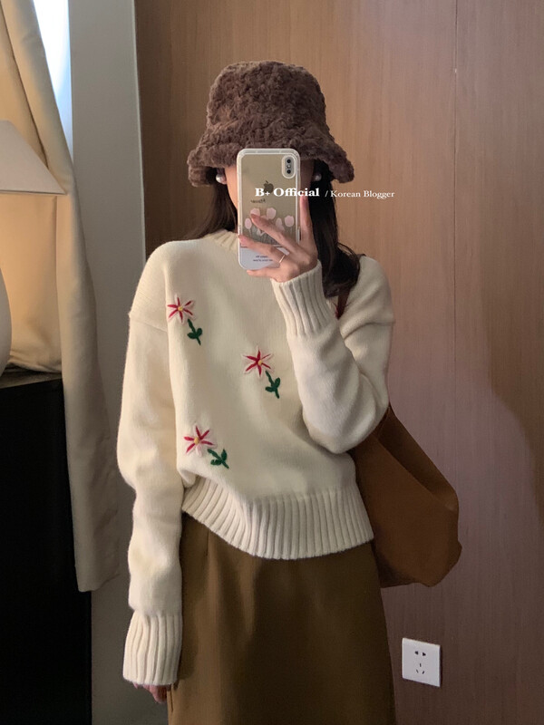 [B Plus] Korean version of fresh three-dimensional embroidery thick sweater 22-8414-2