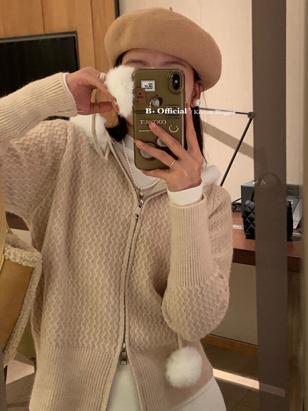 【B plus】Korean simple thickened hooded small fur ball sweater 22-8646-2