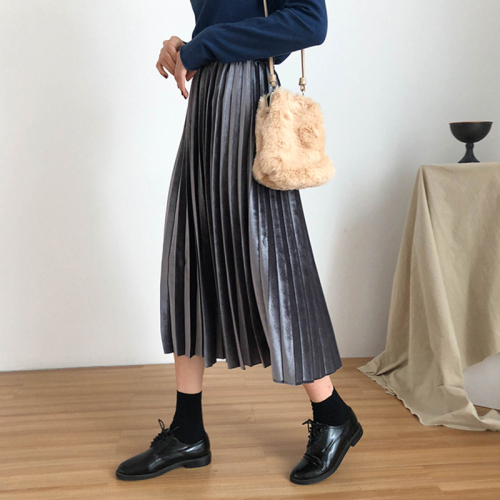The autumn and winter Korean version of golden velvet pleated skirt bust skirt with high waist and medium length velvet skirt has been inspected