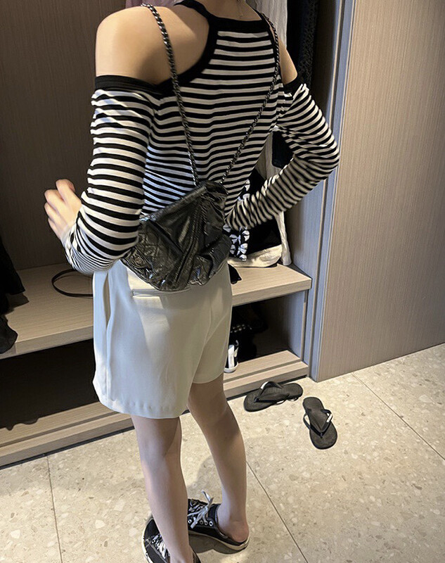 New in Autumn! [WGWE] Striped off-shoulder hot girl design sense female niche long-sleeved T-shirt (only sell T-shirts) 2343# FHX