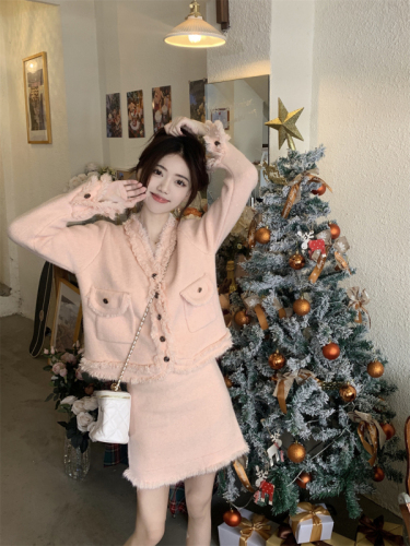 Real shot at real price~ Xiaoxiangfeng Knitted Sweater Suit Top + Skirt Two-piece Winter Clothing Matching