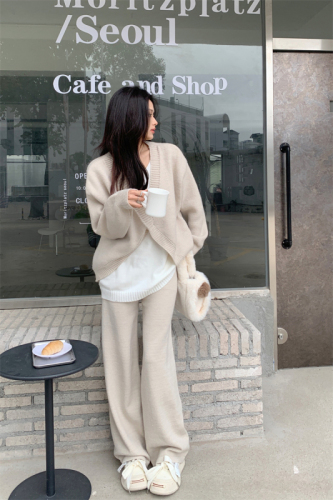 Real price Autumn Korean lazy soft fufu knitted jacket + straight loose knitted pants