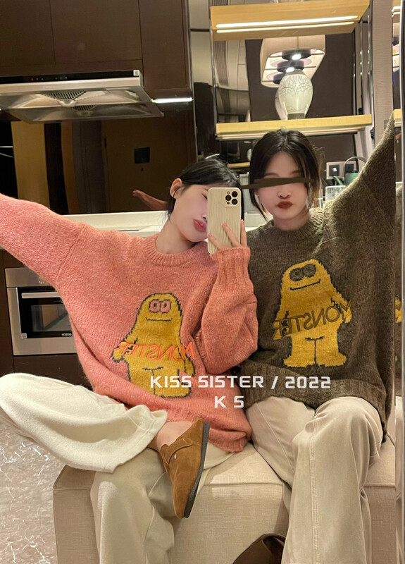 [KISS SISTER] Korean version of age-reducing lazy soft waxy cartoon minions warm sweater 22M8557