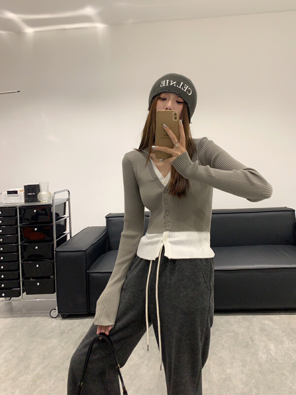 【VANESSA】Design fake two-piece v-neck warm sweater 8920# OZQ