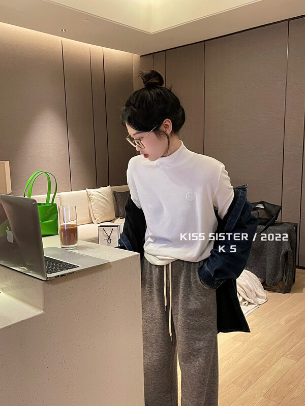 【KISS SISTER】Korean version of universal all-match smiling face embroidery thin velvet skin-friendly bottoming shirt 22W1011
