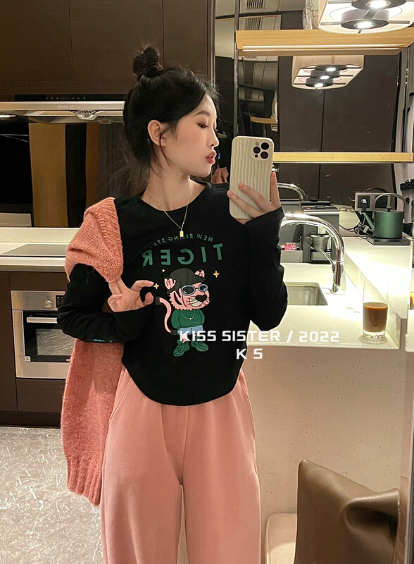 【KISS SISTER】Korean version of thin and age-reducing cartoon plus velvet warm bottoming shirt 22W1027
