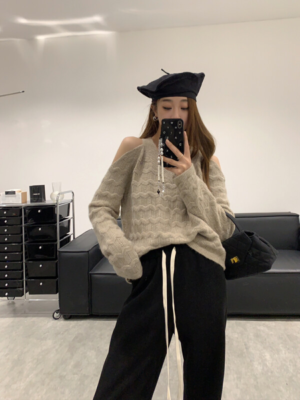Original price 98.99! 【VANESSA】Korean off-the-shoulder sparkling slim warm sweater 8980# OZQ